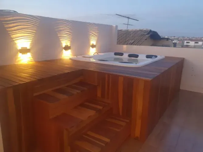 DECK PARA PISCINA E BANHEIRA DE HIDROMASSAGEM 