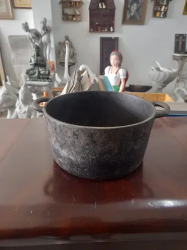 Panela antiga de ferro fundido sem tampa
