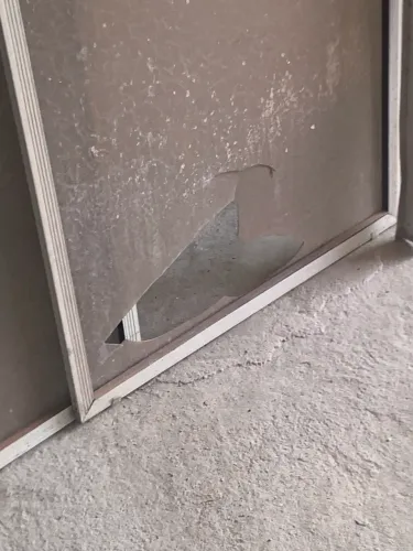 Box para banheiro, com pequena avaria na parte inferior 