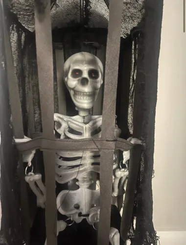 Decoração de Halloween- Caveira com sensor de presença (Mexe quando aproxima)