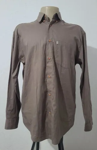 Camisa social marrom tamanho M, bonita, elegante, bem confortável, macia. 