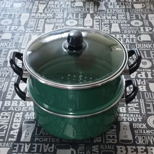 Panelas de cozimento a vapor em metal esmaltado verde, com bordas inox e tampa de vidro