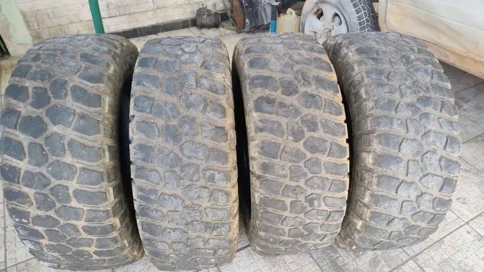4 Pneus Off-Road 285/70-R17 Usados