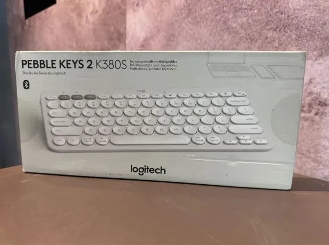 Teclado sem fio Logitech Pebble Keys 2 K380s.