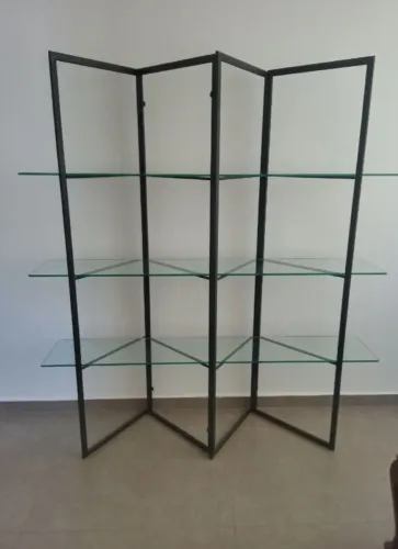 Estante de Vidro com Estrutura Metálica