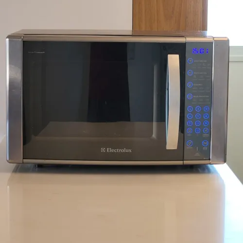 Micro-ondas Electrolux 31L cor Inox Espelhado com Função Grill e Painel Blue Touch