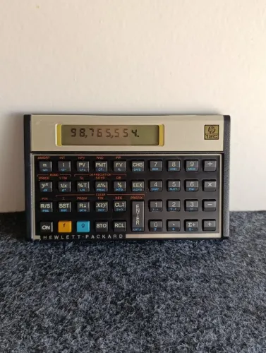 Calculadora financeira HP 12C Gold funcionando
