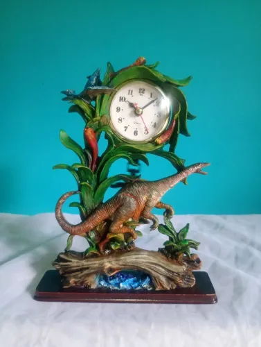 Relógio decorativo em resina com dinossauro <br>Funcionando