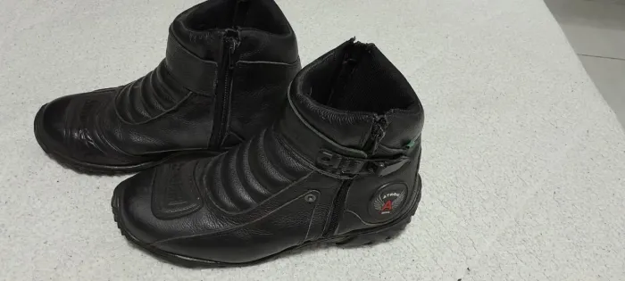 Bota de motoqueiro de couro atron