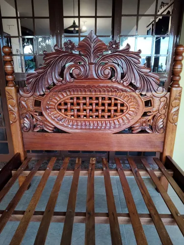 Cama casal de madeira de lei mogno imponente