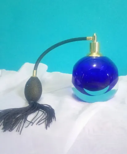 Perfumeiro em cristal de murano azul em forma de esfera com laterais facetadas