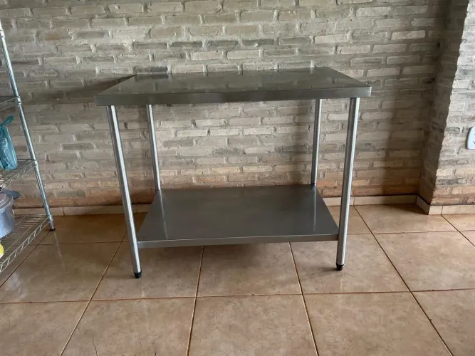 Mesa de aço inox com prateleira