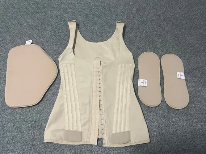 Modelador Corporal Pós-Cirúrgico com Placas tamanho único.