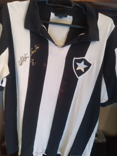 Camiseta do Botafogo autografada pelo ídolo Nilton Santos