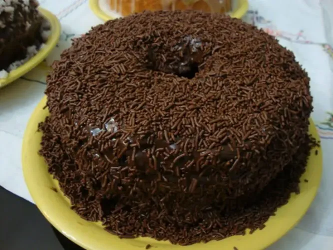 Bolo chocolate, baunilha, formigueiro, mármore e cenoura com cobertura chocolate /ninho
