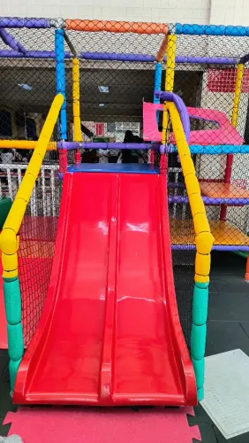 Técnico de brinquedos em casa de festas e brinquedão kid play