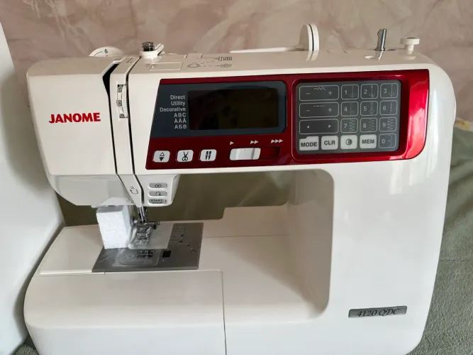 A Máquina de Costura Eltrônica 4120QDC 120 pontos, da Janome Nova