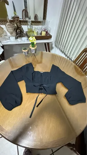 Blusa preta com manga longa e amarração