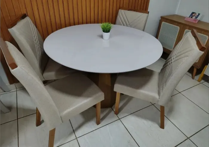 Mesa de jantar 120 diâmetro 4 cadeiras 