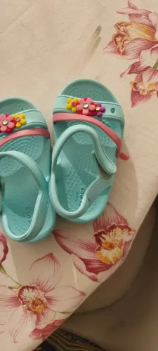 Sandálias Crocs para bebê tamanho C6 aproximadamente 10 centímetros 