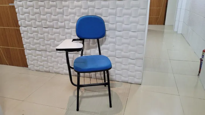 Cadeira universitária azul com prancheta