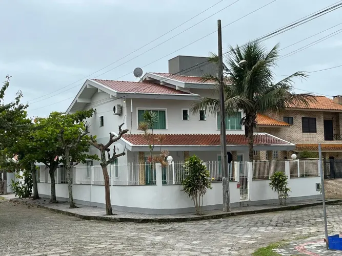 Sobrado para venda tem 243 metros quadrados com 6 quartos em Centro - Penha - SC