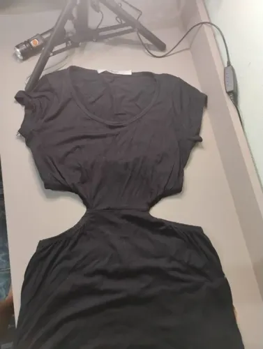 Vestido Preto com Recortes Laterais