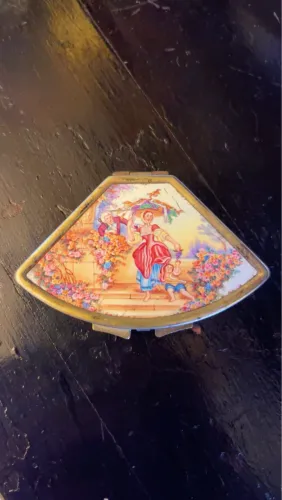 Linda latinha em bronze de costura antiga