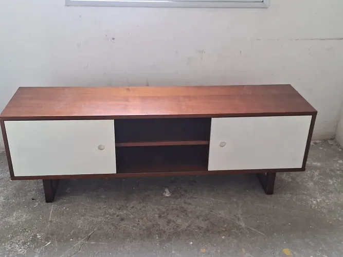 Móvel para TV estilo vintage com portas deslizantes