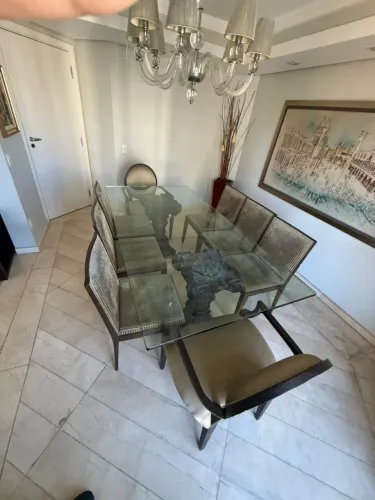 Mesa de vidro com 8 lugares e 8 cadeiras