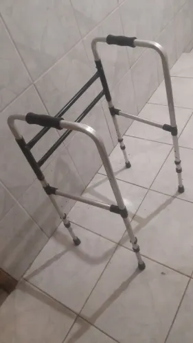 Cadeira de rodas e um andador