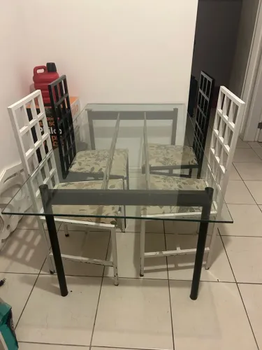 Mesa de Vidro com 4 cadeiras