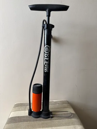 BOMBA DE AR DE PÉ BEE PUMP
