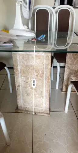 Mesa de vidro com mármore