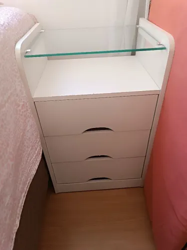 Criado-Mudo Branco com Tampo de Vidro - 3 Gavetas