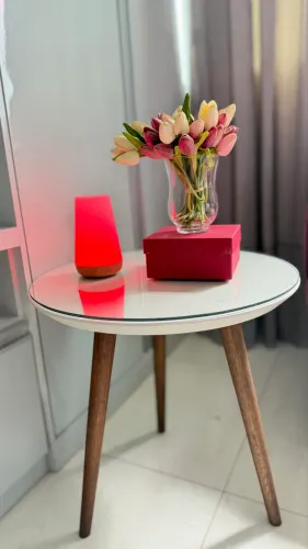 Mesa Lateral Branca em Laca com Pés Madeira Perfeita