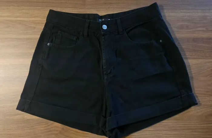 Short jeans preto. Renner. Na etiqueta consta 40, mas a modelagem é pequena. Veste 38
