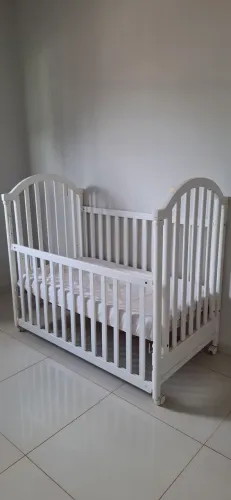 Berço americano branco 130x70 com colchão, rodinhas, altura e inclinação regulável