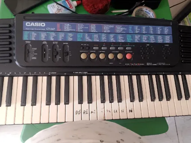 Teclado da marca Casio CT -647