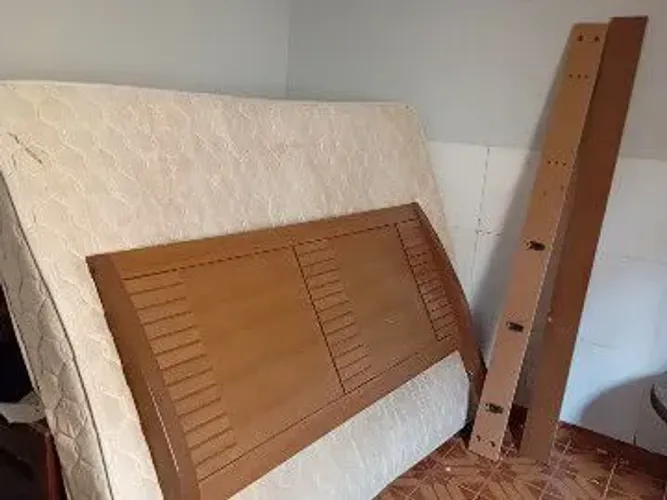Cama com cabeceira com colchão