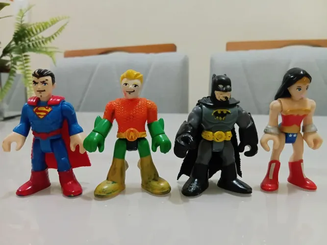 Lote Bonecos liga da justiça imaginext - Brinde sala da justiça p/ enfeite - leia anuncio