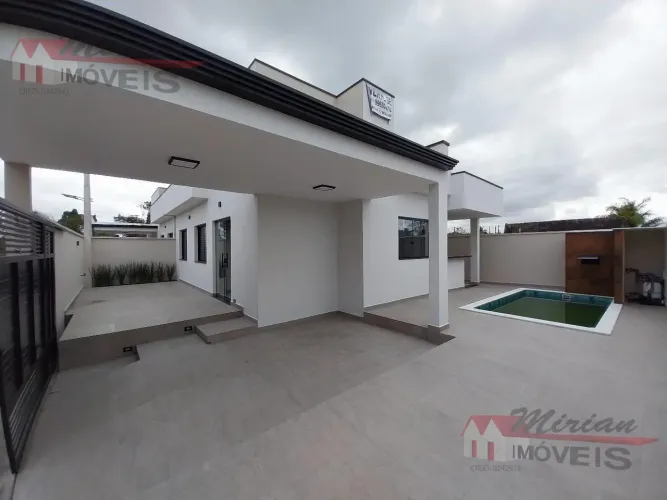 Casa à venda em Peruíbe - 3 dormitórios sendo 1 suíte, sala ampla integrada à cozinha, pis