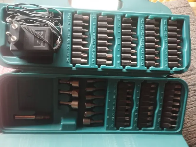 Parafusadeira 4.8 6723 dobrável Makita completa carregador e estojo.