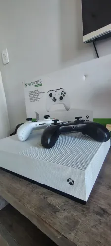 XBOX ONE S, ALL digital, 1 tb - c/ 2 controles (perfeito estado)
