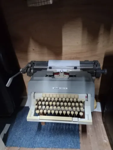 Máquina de escrever funcionando.