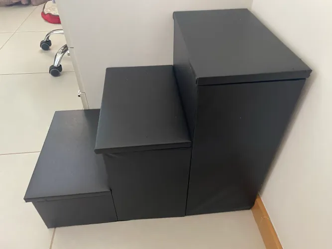 Vendo escada para auxiliar pet a subir em courino em perfeitíssimo estado com baú