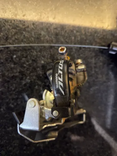 - Câmbio dianteiro: Shimano altus 2 x 9v | fd-m2020
