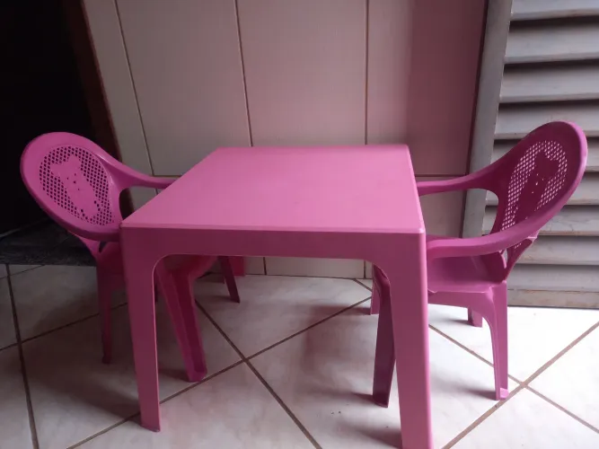 Vendo mesa infantil com 2 cadeiras