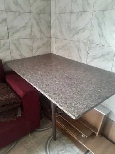 mesa de marmore com 4 cadeiras 