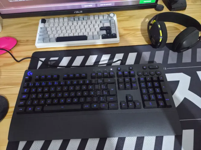 Teclado Gamer Logitech G213 RGB